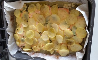 SALMONE AL FORNO CON PATATE